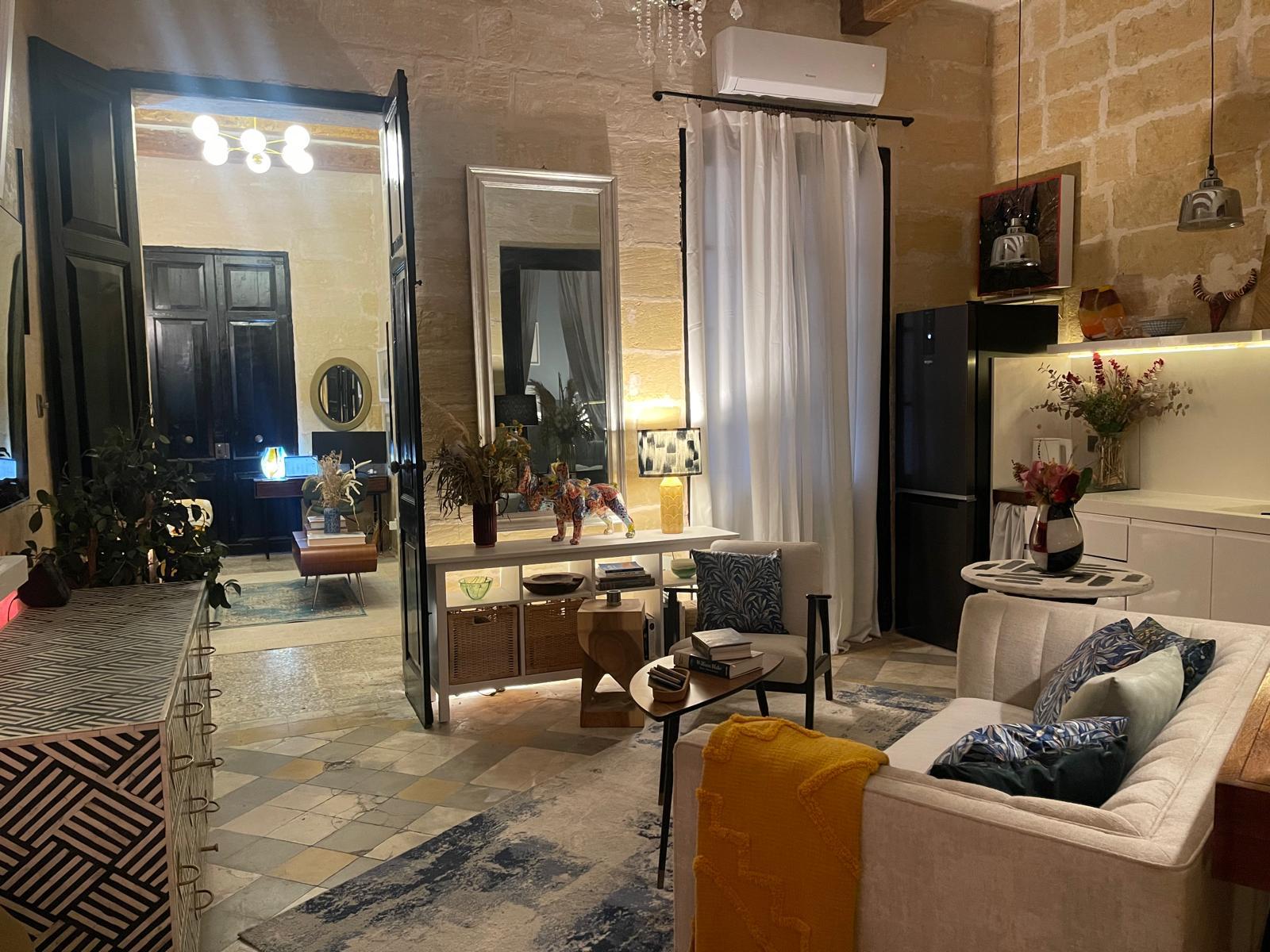Lounge with a mirror, plants and a patterned sideboard